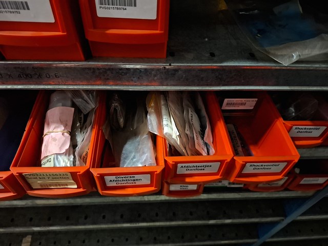 Diverse ijzerwaren o.a. kijkglazen, afsluiters - afbeelding 10 van  18