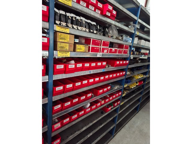 Diverse ijzerwaren o.a. kijkglazen, afsluiters - afbeelding 1 van  18