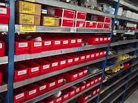 Diverse ijzerwaren o.a. kijkglazen, afsluiters - afbeelding 1 van  18