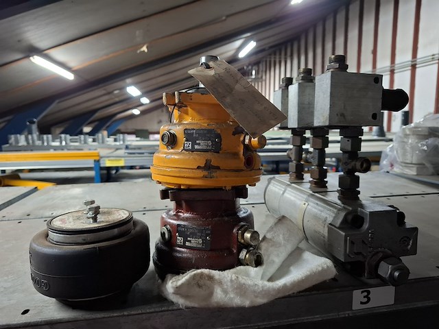 Diverse ijzerwaren o.a. kijkglazen, afsluiters - afbeelding 13 van  18