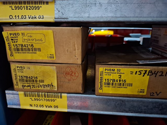 Diverse ijzerwaren o.a. kijkglazen, afsluiters - afbeelding 16 van  18