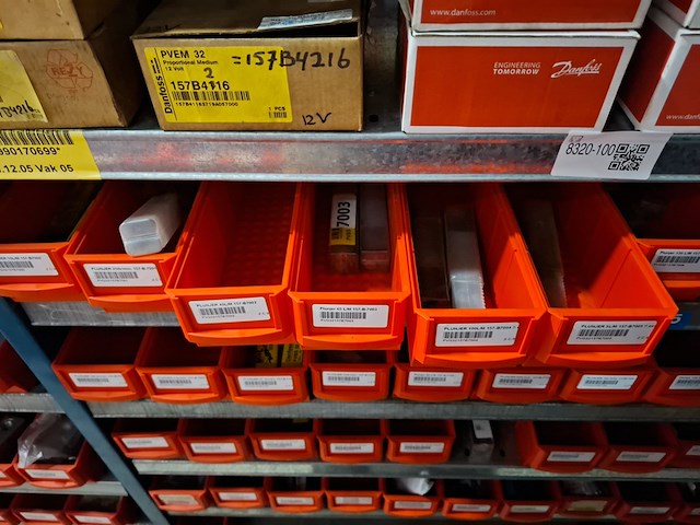 Diverse ijzerwaren o.a. kijkglazen, afsluiters - afbeelding 17 van  18