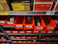 Diverse ijzerwaren o.a. kijkglazen, afsluiters - afbeelding 17 van  18