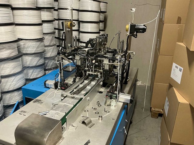Diverse incomplete mondkapjes productie machines - afbeelding 14 van  20