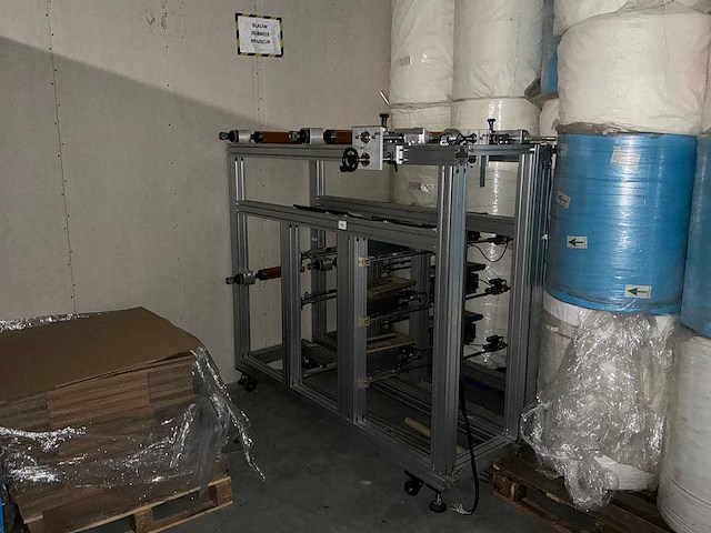 Diverse incomplete mondkapjes productie machines - afbeelding 15 van  20