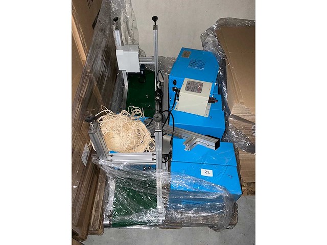 Diverse incomplete mondkapjes productie machines - afbeelding 17 van  20