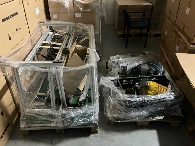 Diverse incomplete mondkapjes productie machines - afbeelding 18 van  20