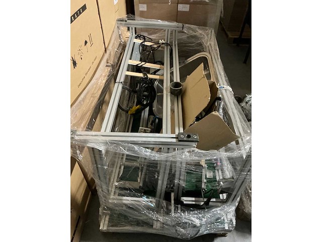 Diverse incomplete mondkapjes productie machines - afbeelding 20 van  20