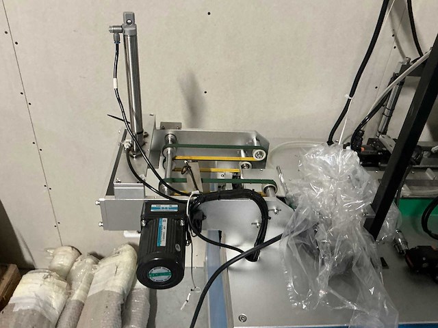 Diverse incomplete mondkapjes productie machines - afbeelding 7 van  20