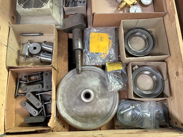 Diverse industriële onderdelen en gereedschappen - afbeelding 3 van  6