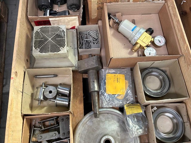 Diverse industriële onderdelen en gereedschappen - afbeelding 4 van  6