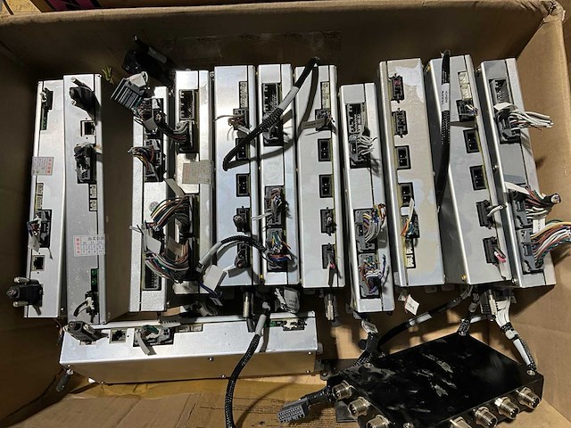 Diverse industriële robotcomponenten - afbeelding 2 van  4