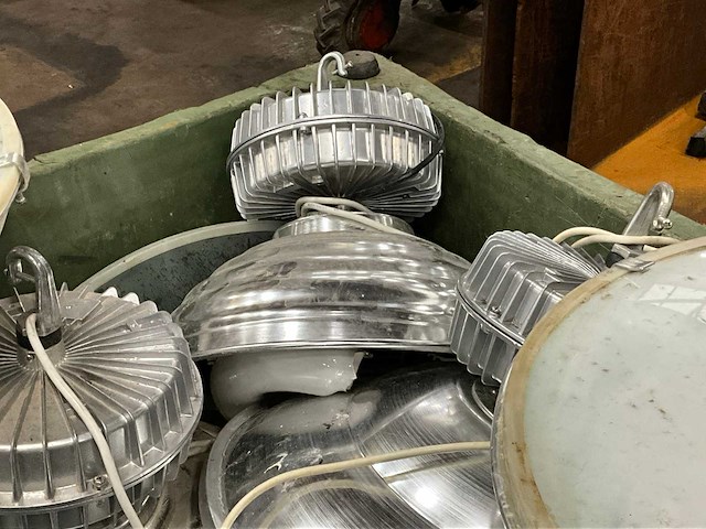 Diverse industriële verlichtingsarmaturen - afbeelding 5 van  5