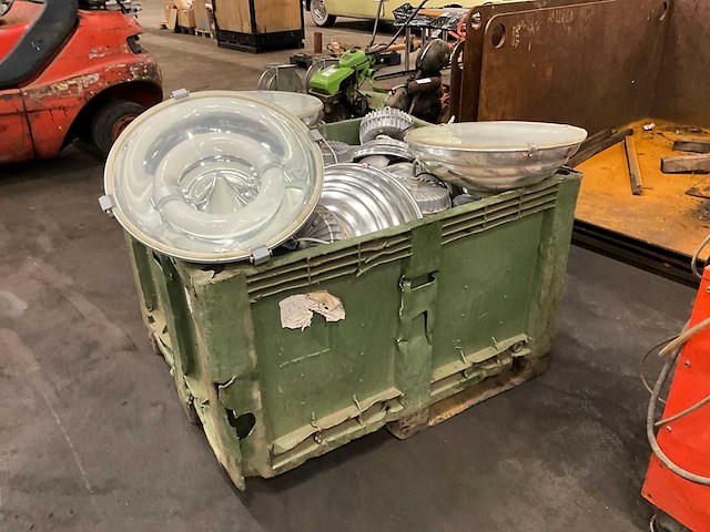 Diverse industriële verlichtingsarmaturen - afbeelding 1 van  5