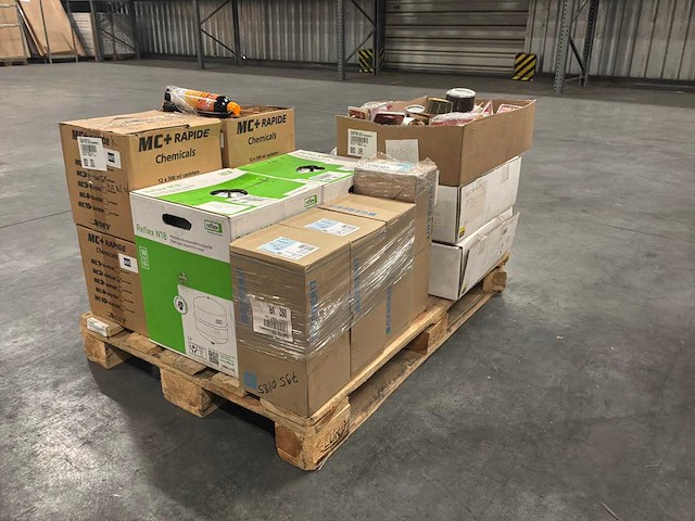 Diverse installatie materialen - afbeelding 1 van  7