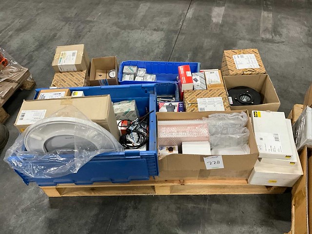 Diverse installatie materialen - afbeelding 1 van  9