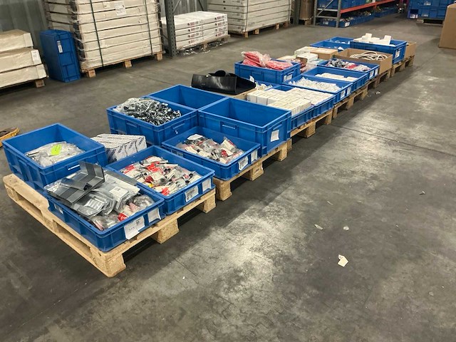 Diverse installatie materialen - afbeelding 1 van  20