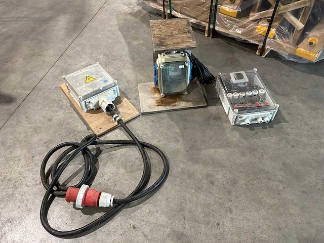 Diverse installatiekasten (3x) - afbeelding 1 van  4