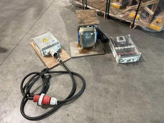 Diverse installatiekasten (3x) - afbeelding 1 van  4