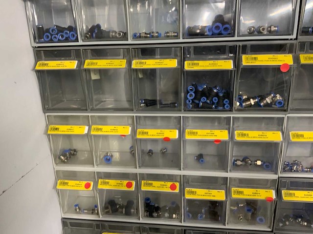 Diverse installatiemateriaal in grijpvoorraadbakken - afbeelding 2 van  12