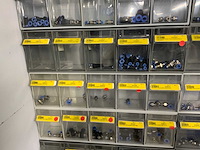 Diverse installatiemateriaal in grijpvoorraadbakken - afbeelding 2 van  12