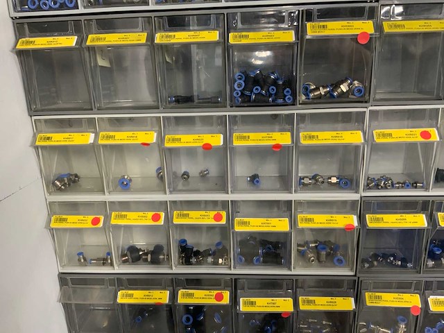 Diverse installatiemateriaal in grijpvoorraadbakken - afbeelding 3 van  12