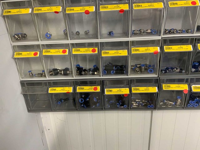 Diverse installatiemateriaal in grijpvoorraadbakken - afbeelding 4 van  12