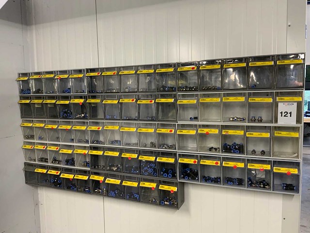 Diverse installatiemateriaal in grijpvoorraadbakken - afbeelding 1 van  12