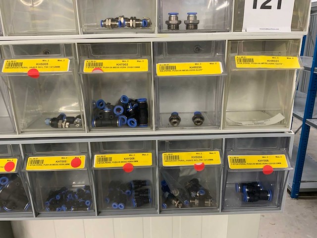 Diverse installatiemateriaal in grijpvoorraadbakken - afbeelding 5 van  12