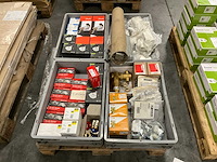Diverse installatiematerialen en inbouwspots - afbeelding 1 van  6