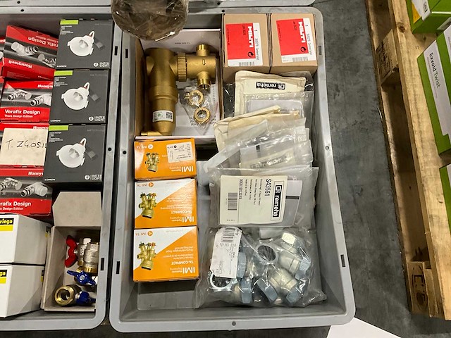 Diverse installatiematerialen en inbouwspots - afbeelding 3 van  6