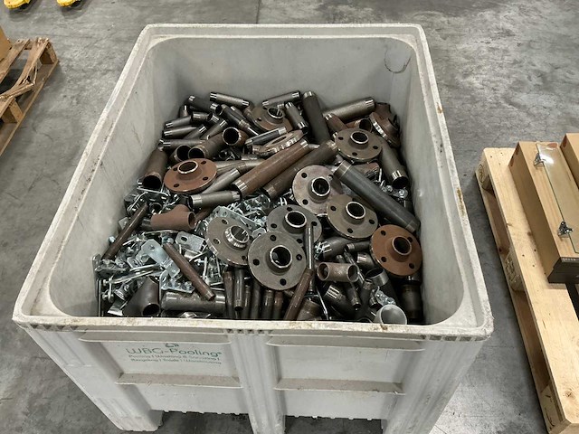 Diverse installatiematerialen incl. bak - afbeelding 1 van  3