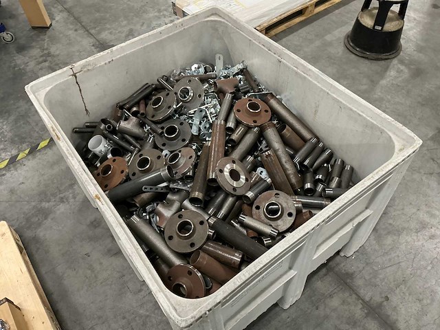 Diverse installatiematerialen incl. bak - afbeelding 3 van  3
