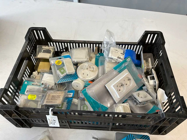 Diverse installatiematerialen - afbeelding 2 van  2