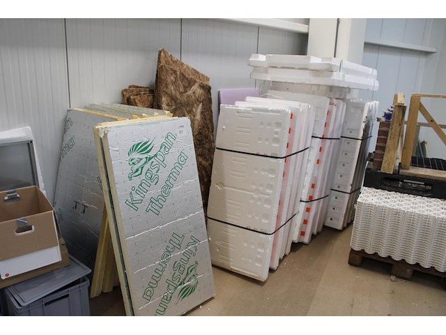 Diverse isolatie materialen w.o. glaswol en tempex. - afbeelding 1 van  3