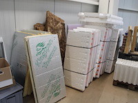 Diverse isolatie materialen w.o. glaswol en tempex. - afbeelding 1 van  3