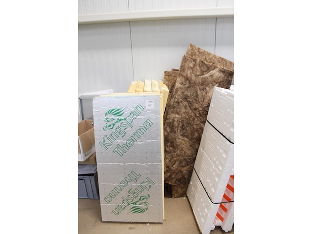 Diverse isolatie materialen w.o. glaswol en tempex. - afbeelding 2 van  3