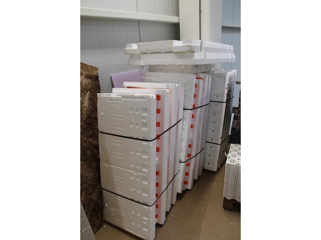 Diverse isolatie materialen w.o. glaswol en tempex. - afbeelding 3 van  3