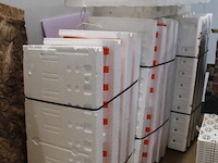 Diverse isolatie materialen w.o. glaswol en tempex. - afbeelding 3 van  3