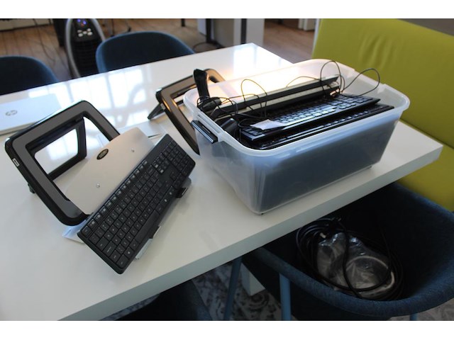 Diverse it materialen w.o. toetsenborden, muizen, joystick en laptop verhogers. - afbeelding 1 van  3