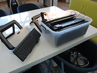 Diverse it materialen w.o. toetsenborden, muizen, joystick en laptop verhogers.