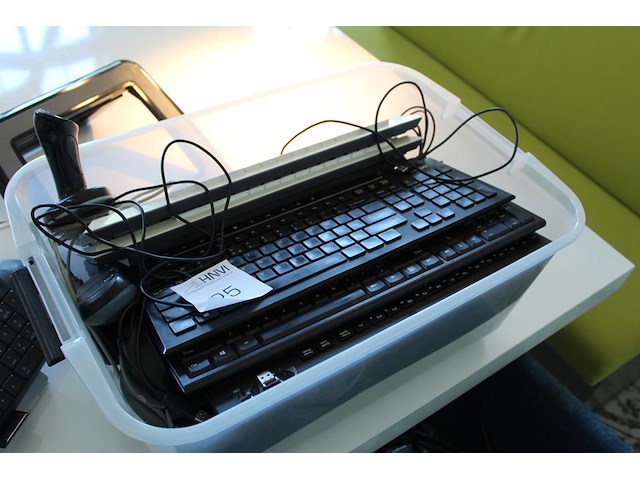 Diverse it materialen w.o. toetsenborden, muizen, joystick en laptop verhogers. - afbeelding 2 van  3