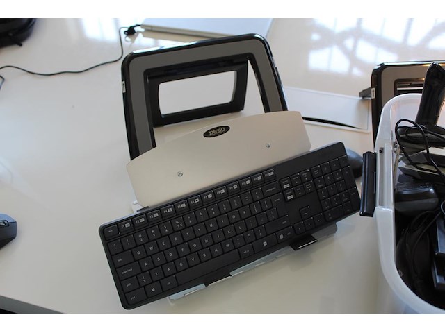 Diverse it materialen w.o. toetsenborden, muizen, joystick en laptop verhogers. - afbeelding 3 van  3