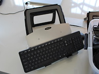 Diverse it materialen w.o. toetsenborden, muizen, joystick en laptop verhogers. - afbeelding 3 van  3