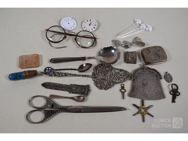 Diverse items - afbeelding 1 van  12