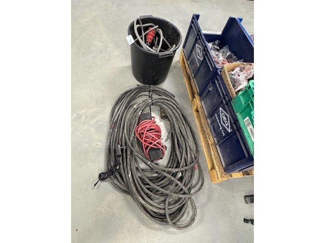Diverse kabel en krachtstroomstekkers - afbeelding 1 van  4