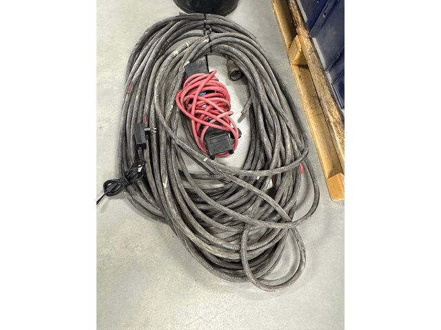 Diverse kabel en krachtstroomstekkers - afbeelding 2 van  4