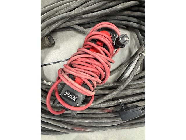Diverse kabel en krachtstroomstekkers - afbeelding 3 van  4
