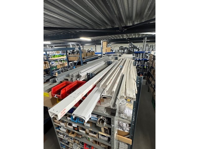 Diverse kabelgoten en ijzerwerk - afbeelding 1 van  4