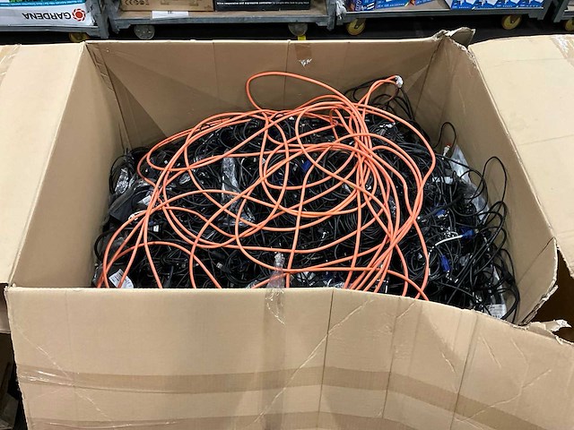 Diverse kabels in palletdoos - afbeelding 1 van  3